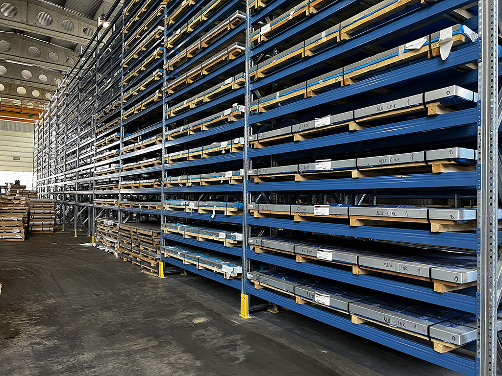 Strojopromet - specijalni paletni i konzolni regali - referenca Specijalni paletni regali