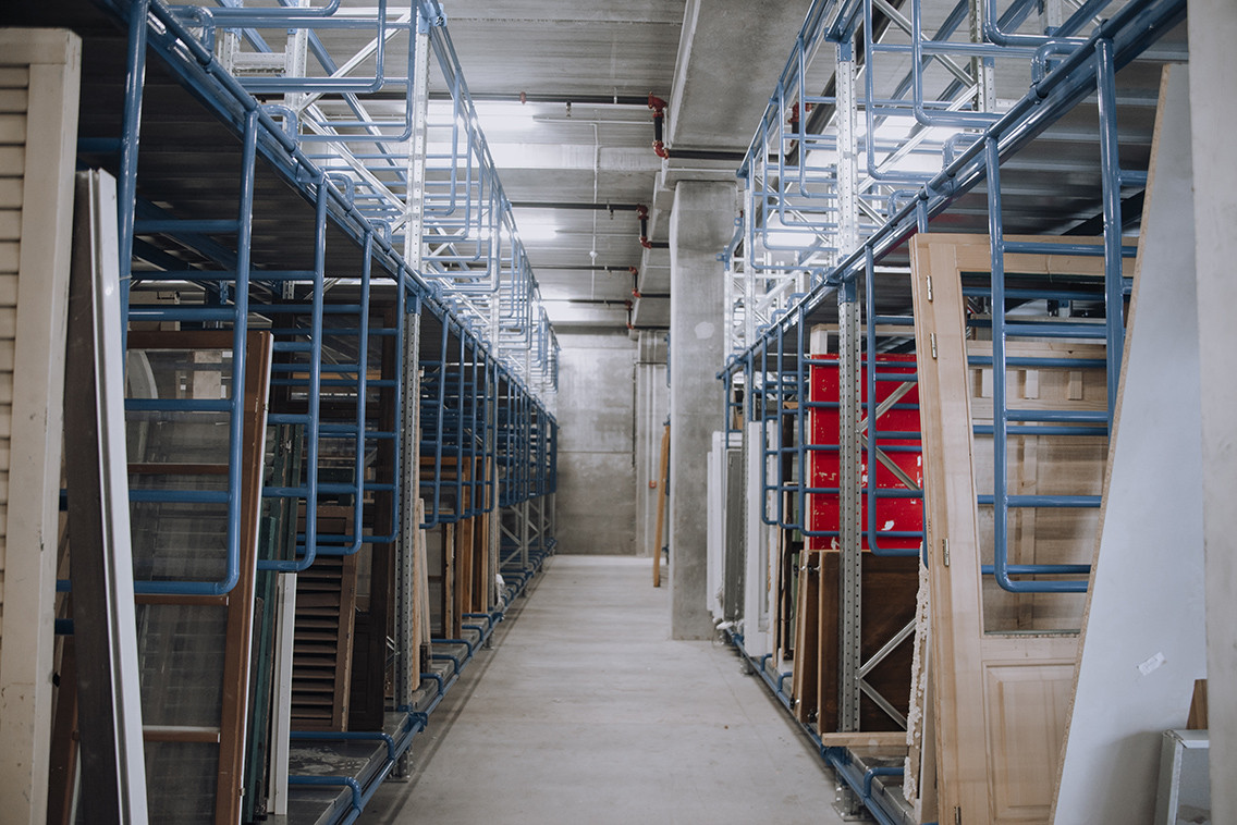 Nova TV - specijalni regali - scenografija Specijalni regali za skladištenje rekvizita