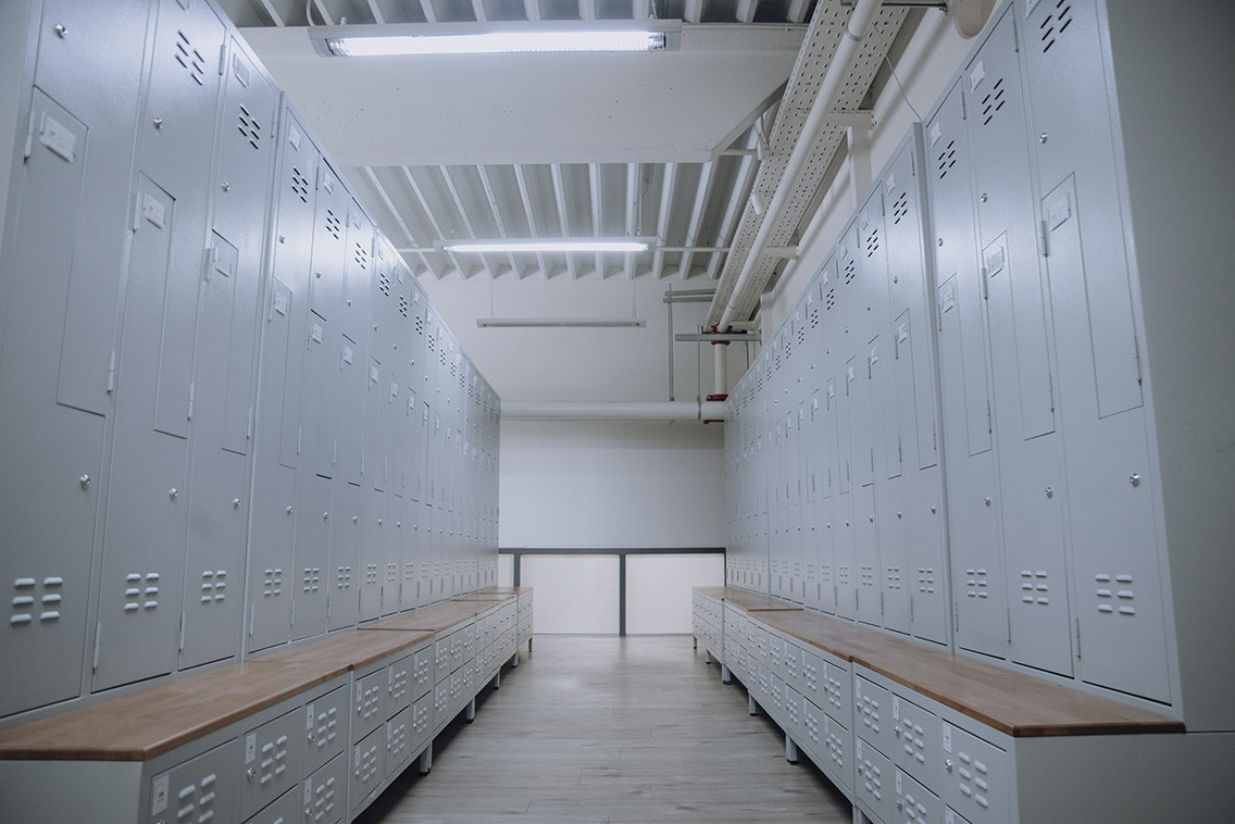 Tokić - metalni garderobni ormari sa Z vratima, donjim pretincima za cipele i klupom Garderobni ormari sa Z vratima, donjim pretincima za cipele i klupom