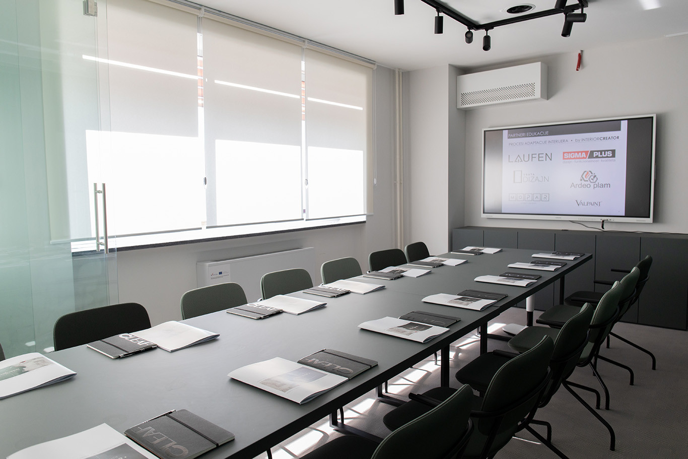 Lively Pharm - opremanje interijera Lively Pharm - konferencijska dvorana