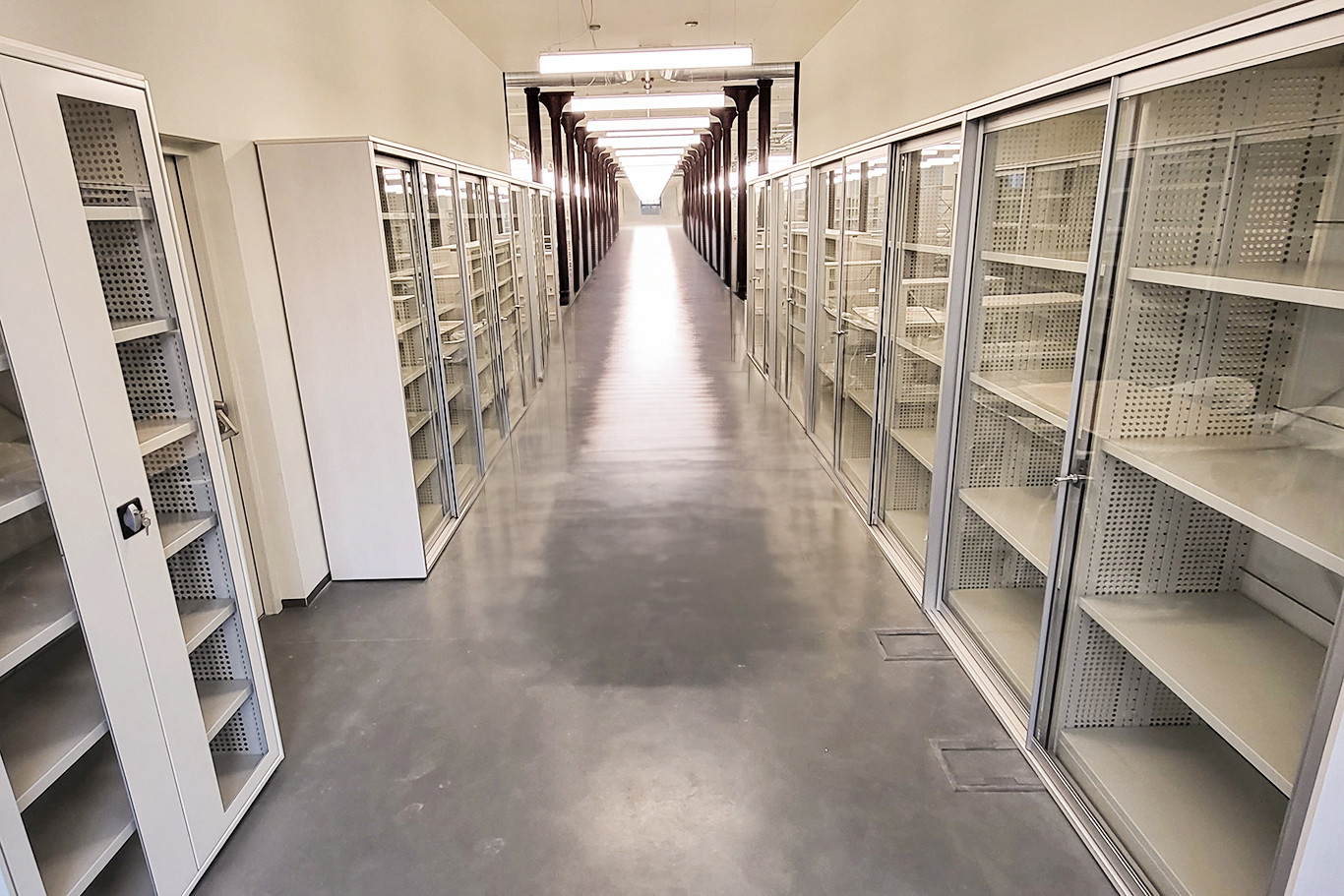 Gradska knjižnica Rijeka - opremanje knjižnica - regali sa staklenim kliznim vratima Gradska knjiznica Rijeka - opremanje knjiznica