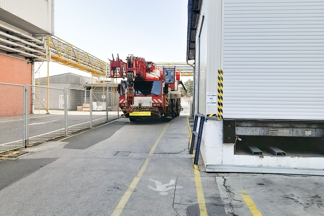 Ledo Drive in regali Ledo - spuštanje demontiranih regala dizalicom