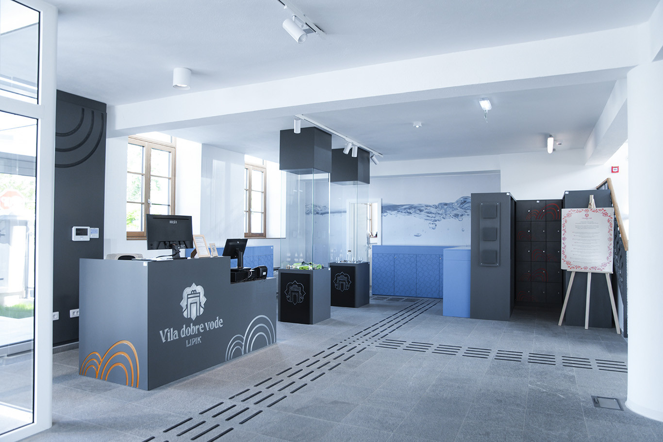 Vila dobre vode u Lipiku - prijemni pult, vitrine i obloge zidova Vila dobre vode u Lipiku - prijemni pult